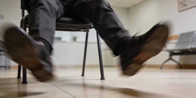 O que significa mexer muito as pernas quando está sentado, segundo especialistas