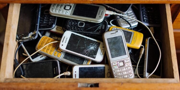 O que diz a psicologia sobre pessoas que não conseguem se desfazer de eletrônicos quebrados