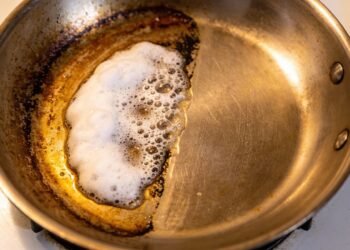 Tira gordura e facilita a limpeza: a mistura que deixa suas panelas brilhando