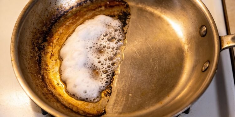 Tira gordura e facilita a limpeza: a mistura que deixa suas panelas brilhando