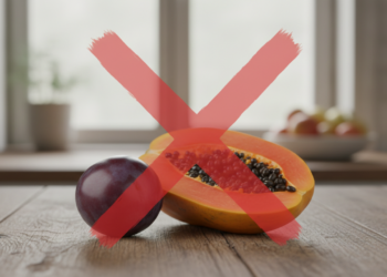 Nem mamão, nem ameixa: a fruta que resolve o intestino preso se você comer 2 por dia