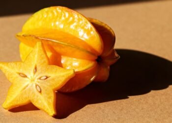 Essa fruta possui efeito diurético leve, mas pode causar danos graves aos rins se consumida em excesso