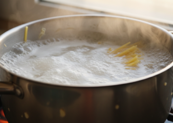 Não jogue fora a água do macarrão: o "ouro líquido" para suas plantas e molhos