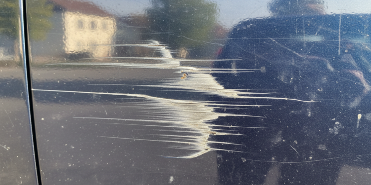 O truque simples para remover pequenos arranhões do carro