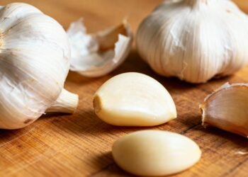 Como usar cascas de alho no dia a dia para não ter que jogar fora