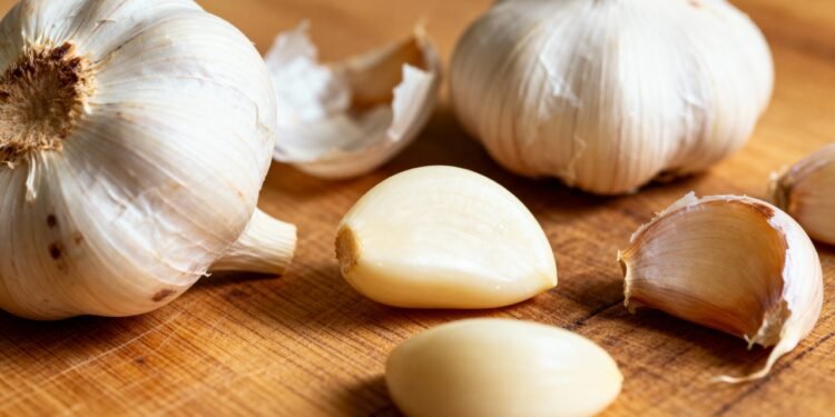 Como usar cascas de alho no dia a dia para não ter que jogar fora