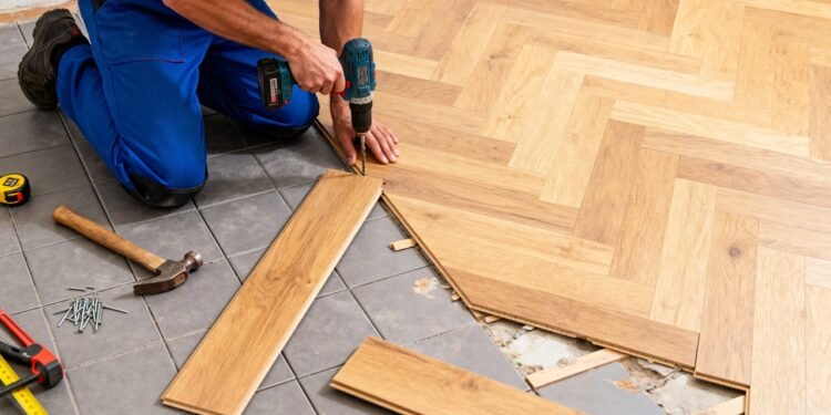 Opção simples e rápida para colocar por cima do piso antigo e renovar a casa sem fazer poeira e sem quebradeira de azulejos