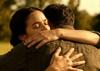 Como o abraço pode mudar completamente o seu sentimento em um dia, segundo a psicologia