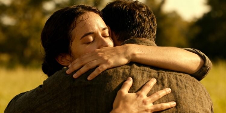 Como o abraço pode mudar completamente o seu sentimento em um dia, segundo a psicologia