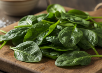 Hortaliça que fortalece ossos, visão e digestão e ainda pode ser plantada em casa