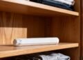 O truque do giz no guarda-roupa para acabar com o cheiro a mofo e humidade