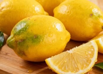 A fruta amarela que virou queridinha da cozinha e agora domina varandas e pomares caseiros