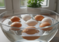 Teste do ovo fresco: por que o ovo podre boia na água