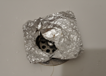 Poucos sabem o motivo para colocar papel alumínio no ralo em casa