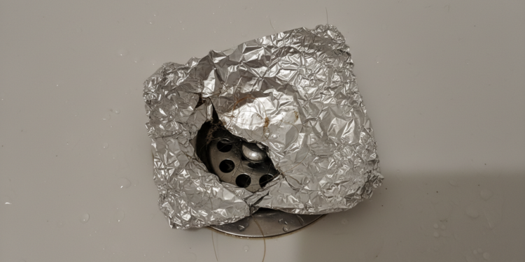 Poucos sabem o motivo para colocar papel alumínio no ralo em casa