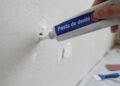 Pasta de dente branca para cobrir furos de prego na parede branca