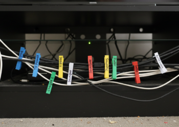 Como usar prendedores de saco de pão para identificar cabos e fios atrás da TV