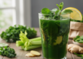 Suco verde com folhas amargas que ajuda a digestão e traz leveza após as refeições