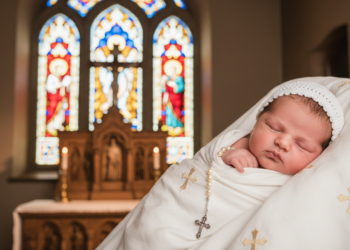 Nomes clássicos perfeitos para um menino católico de 2026
