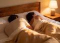 O que significa para o seu parceiro virar as costas para você ao dormir, segundo a psicologia