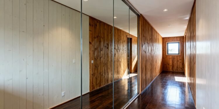 A técnica do espelho do chão ao teto que duplica corredores pequenos e cria um “efeito infinito”