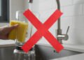 O erro de lavar o liquidificador com esponja: a técnica do "auto-enxágue"