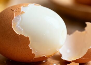 Poucas pessoas sabem por que um ovo cozido pode quebrar ao ser descascado