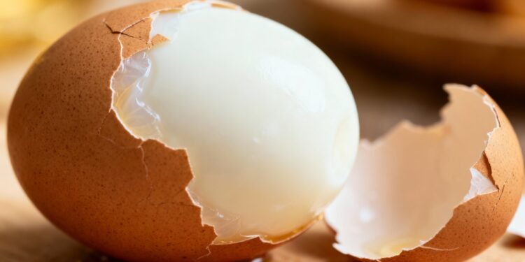 Poucas pessoas sabem por que um ovo cozido pode quebrar ao ser descascado