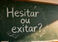 "Hesitar" e "exitar" existem, mas tem aplicações completamente diferentes na língua portuguesa
