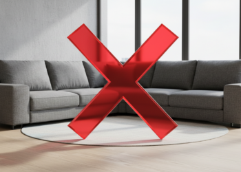 Adeus, sofá em L: por que os modelos curvos e orgânicos são os novos favoritos das salas pequenas