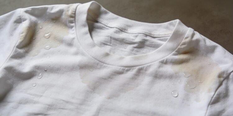 Poucos sabem do ingrediente caseiro que retira manchas de suor das roupas