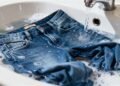 Poucos sabem o melhor jeito de lavar jeans para evitar que estraguem