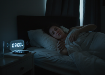 Por que acordar às 3 da manhã é tão comum? A explicação biológica do sono bifásico