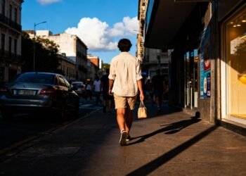 Caminhar trinta minutos após o almoço reduz o pico de glicose no sangue e ajuda a controlar o peso sem precisar de academia