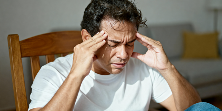 Cansaço e dores de cabeça todo dia? O mineral que pode estar faltando no seu corpo