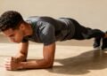 Por que a prancha é o exercício que transforma seu corpo e mente em apenas alguns minutos
