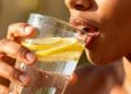 O que acontece ao seu corpo quando bebe água com limão todos os dias