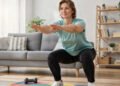O exercício feito em casa que fortalece as pernas e garante saúde para quem já passou dos 50 anos