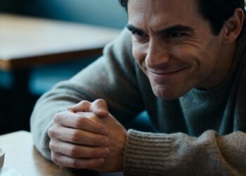 Sinais sutis de que uma pessoa está fingindo bondade, segundo a psicologia