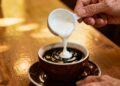 O ingrediente básico do café da manhã que você nunca pensou em colocar no café (mas deveria)