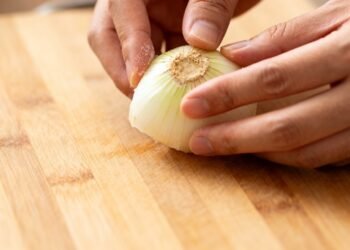 Poucas pessoas sabem qual é a finalidade de esfregar uma cebola em uma tábua de corte