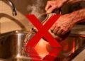 Por que você deve evitar despejar água fervente na pia da cozinha a todo custo