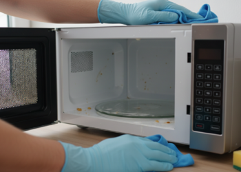 Poucos sabem o truque definitivo para limpar o micro-ondas com um ingrediente caseiro