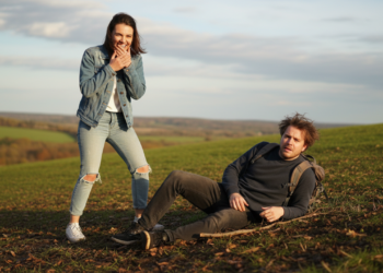 Por que sentimos vontade de rir quando alguém cai, segundo a psicologia