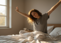 A ciência do alongamento matinal: por que espreguiçar é instintivo e vital para os músculos