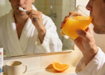 É por isso que o gosto do suco de laranja muda quando você escova os dentes antes