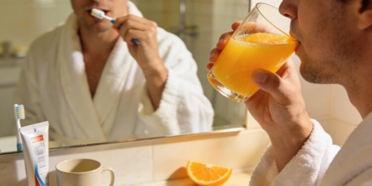 É por isso que o gosto do suco de laranja muda quando você escova os dentes antes