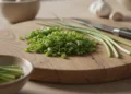Conheça os benefícios da cebolinha e formas fáceis de incluí-la na sua alimentação