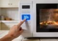 Poucas pessoas sabem por que o micro-ondas tem um botão de 30 segundos