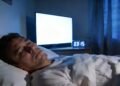 O que significa dormir com a TV ligada?